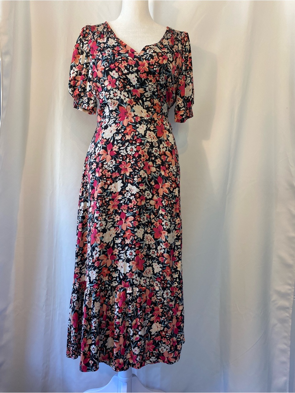 Dynamite Dark Romantic Floral Wrap
Style Short Sleeve Midi Summer Dress
Small
